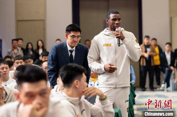 NBA全明星“扣篮王”迪亚洛亮相山西与球迷见面