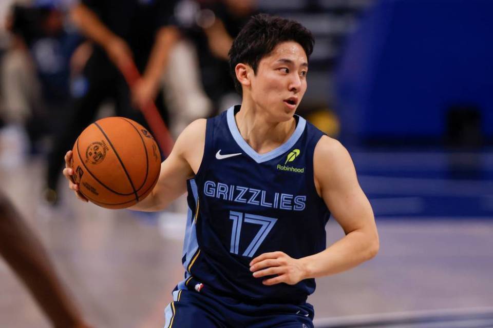 中国球迷太羡慕！172日本小后卫惊艳NBA赛场，精妙传球征服队友