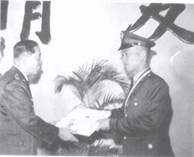 79年台湾连长连夜抱着两只篮球游到中国，后来怎样了？