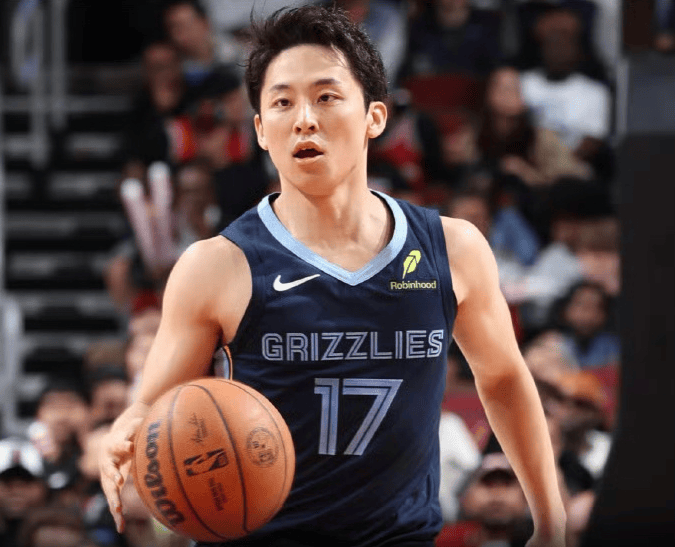 17分21助，年薪仅58万美金！NBA最矮球星诞生，日本男篮超级崛起