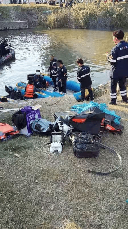 家属称读高一儿子跳桥轻生，丈夫营救身亡其子仍失联 警方：已有人员在现场