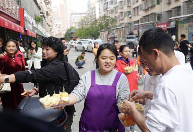 发型师晓华称3天只睡了1个半小时，10个顾客有8个是同行，有人等三天两夜才取到号