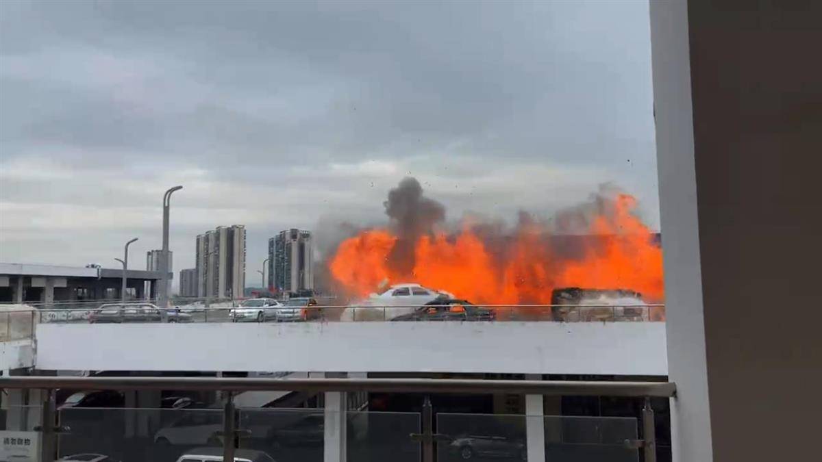 “广东一餐厅外爆炸掀翻汽车”系影视拍摄，官方确认报备，门店已停业数月