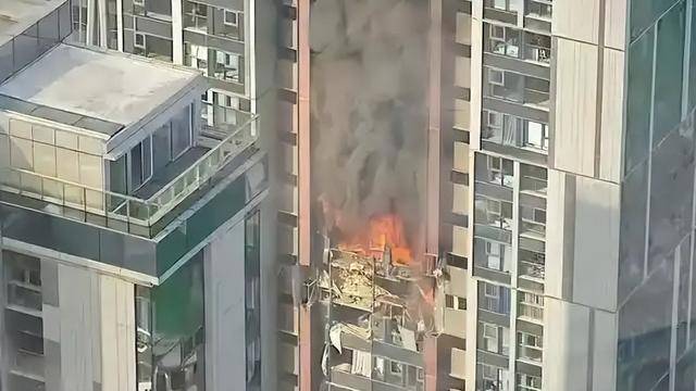 深圳悦府住宅起火初判因燃气爆炸，消防：坠楼人员已被120拉走