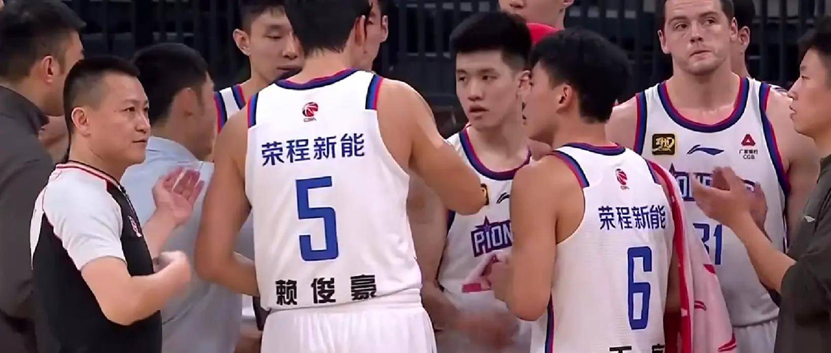 CBA爆冷！天津男篮憾负深圳，美国外援爆发，周鹏表态，央视直播