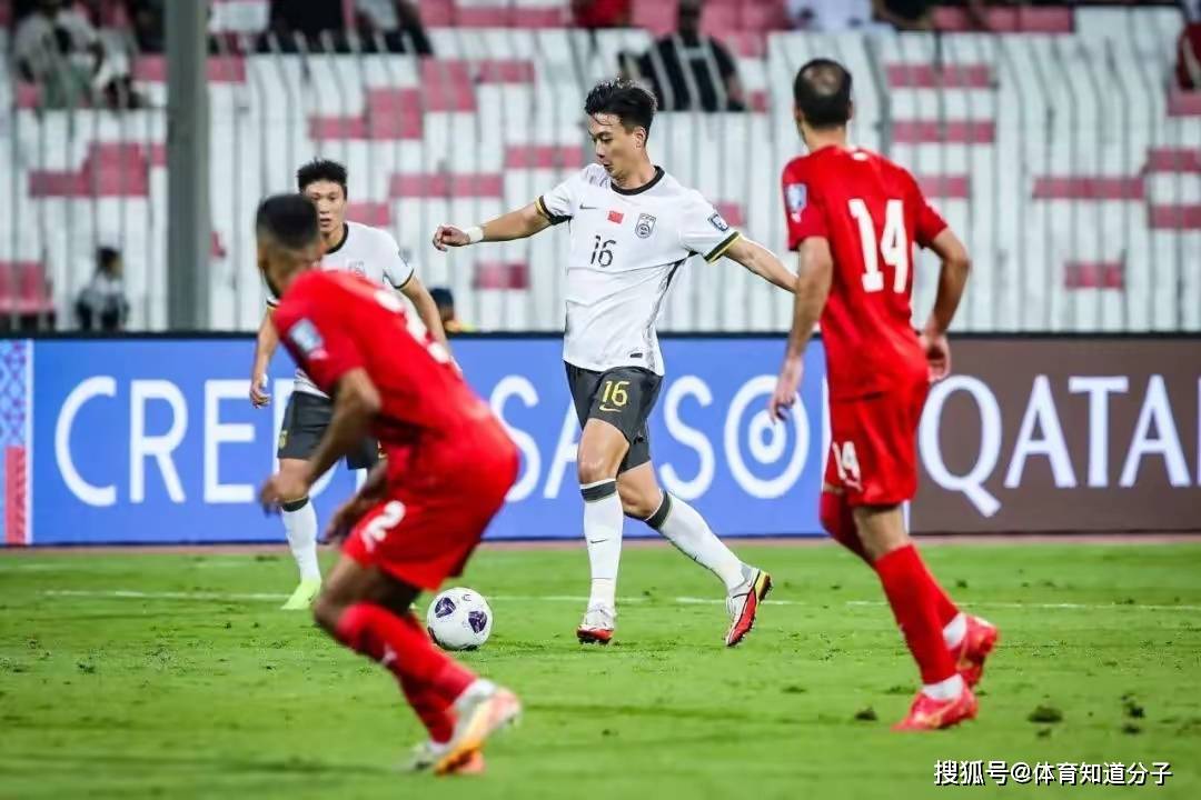1比2爆大冷输球！国足劲敌关键赛掉链子，中国队进世界杯机会来了