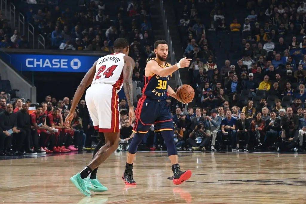 勇士崩盘大比分落后无力反击，库里NBA生涯首次连续两战0助攻！
