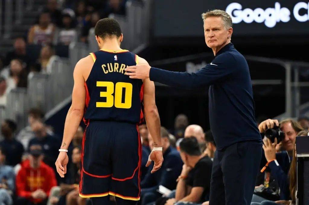 勇士崩盘大比分落后无力反击，库里NBA生涯首次连续两战0助攻！
