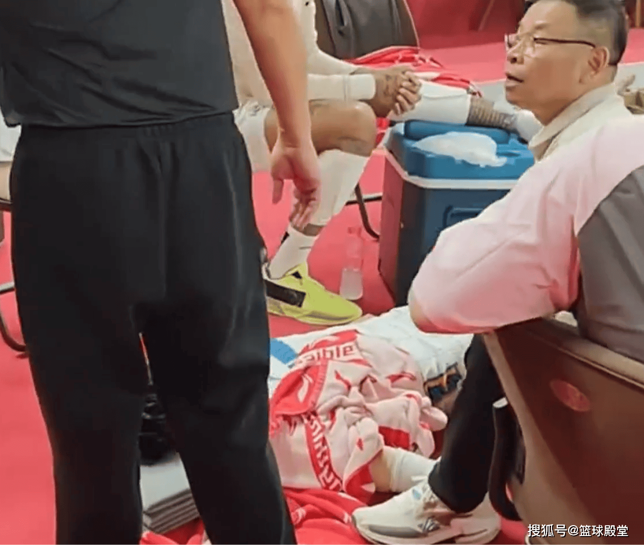 CBA业余一幕！曾凡博伤退，一度出现失忆症状，却找不到急救医生